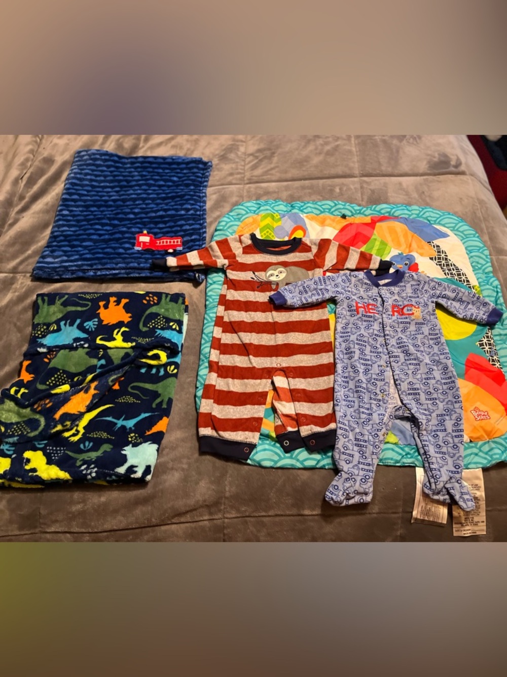 2 sleepers, 2 blankets,  1 playmat